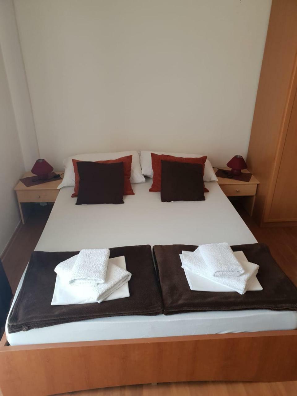 Ana Tudor Apartma *